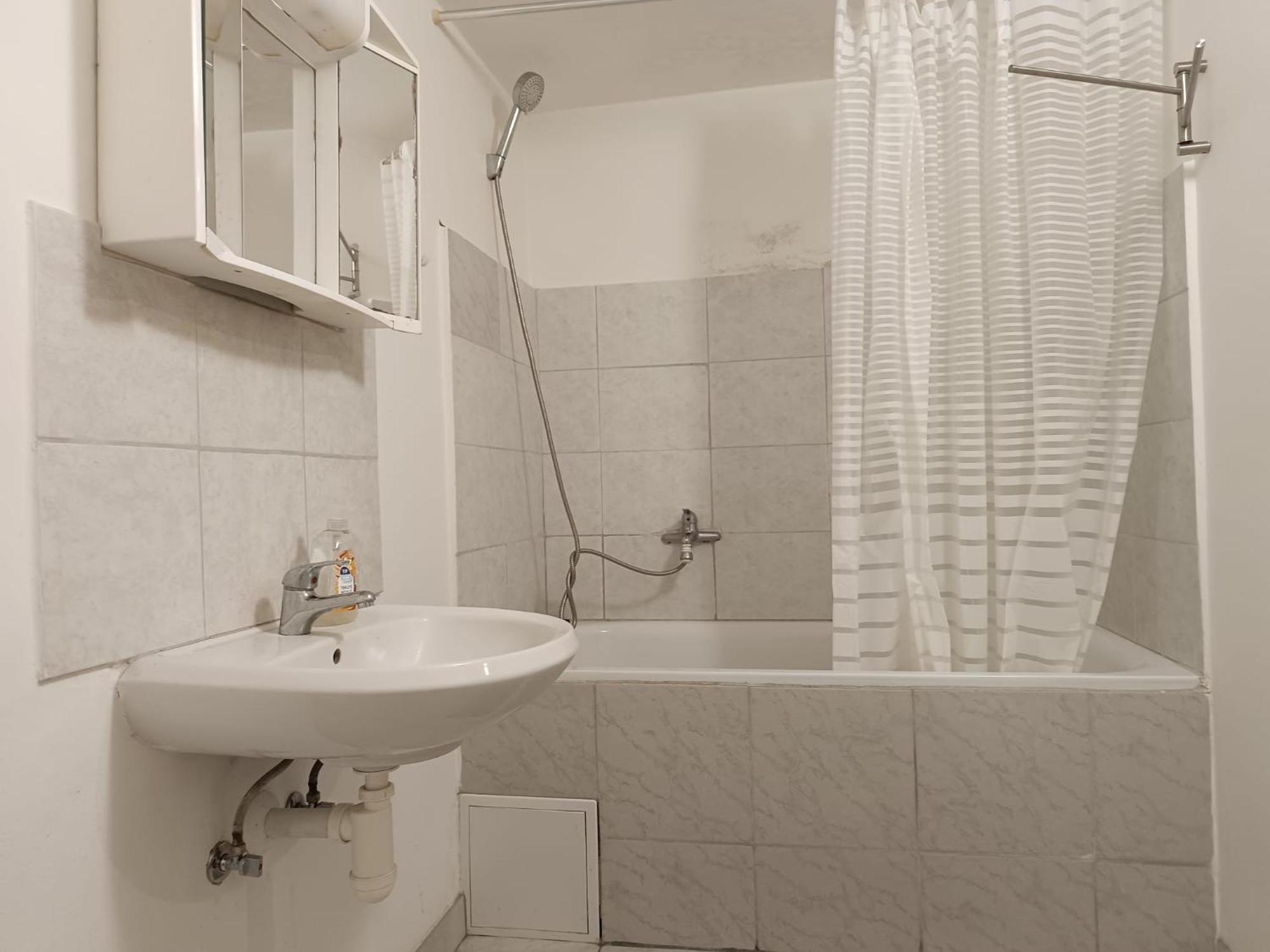 Basic Underground Apartments Next To The Center - Best Tram Line, Cool Local Area プラハ 部屋 写真