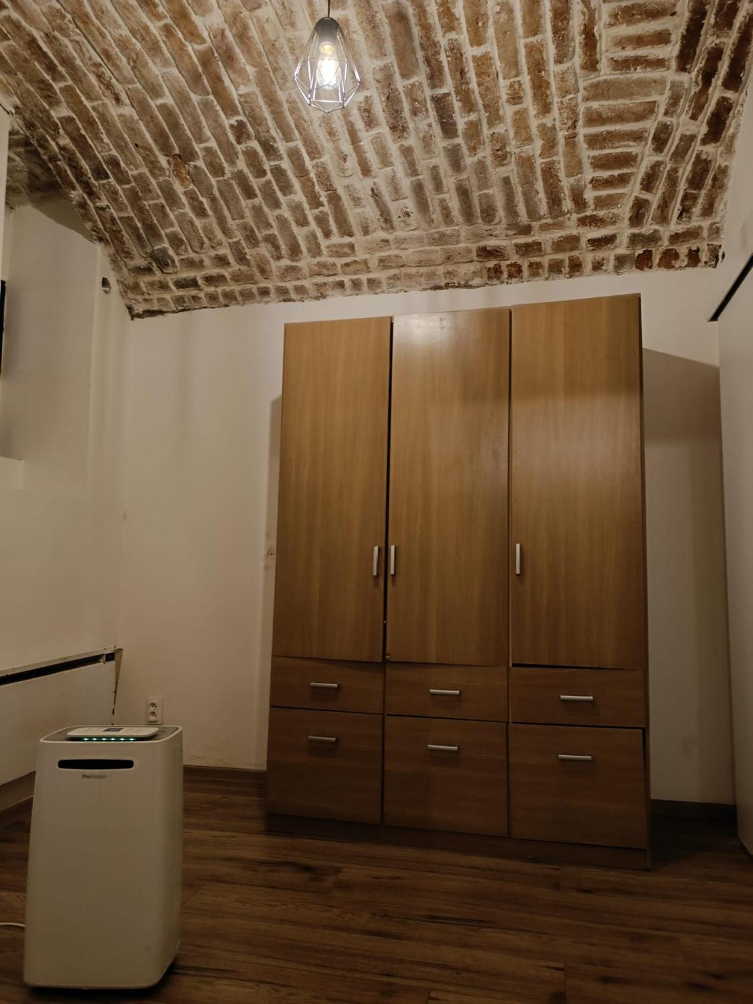 Basic Underground Apartments Next To The Center - Best Tram Line, Cool Local Area プラハ 部屋 写真